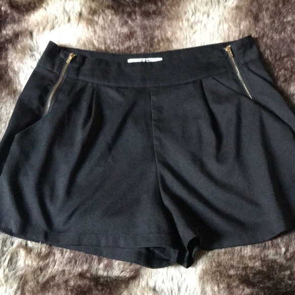 Black shorts - Picture 2 of 9